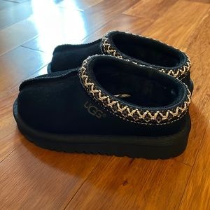 Little kids size 8 ugg Tasman, like new !